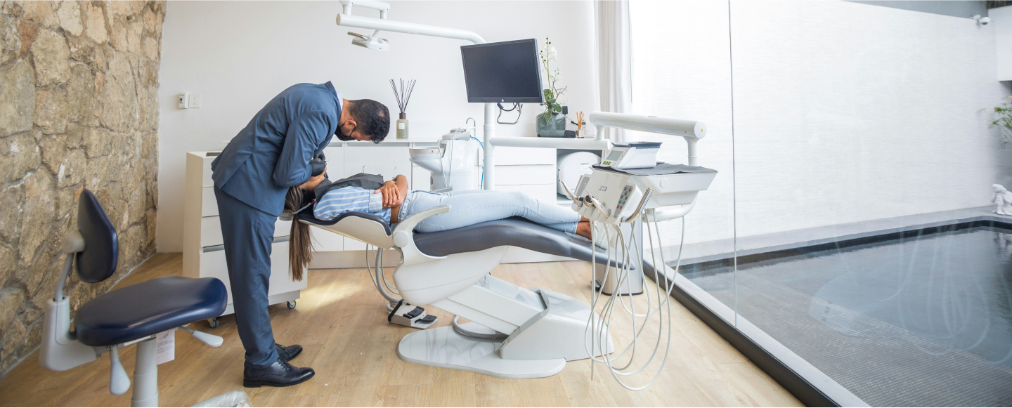 歯科治療中のシーン