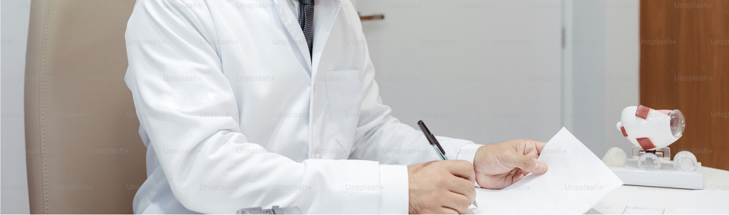 歯科医師がカルテを記入しているシーン