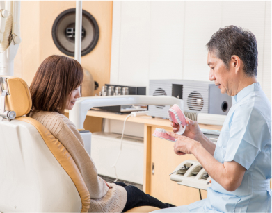 患者に説明している歯科医師